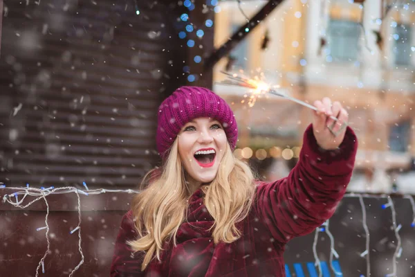 Funny Young Woman Playing Sparklers Central City Square — Stock Photo, Image