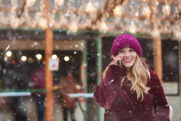 Vrolijke Jonge Vrouw Aan Het Praten Kerstmarkt Met Sneeuwvlokken Lege — Stockfoto