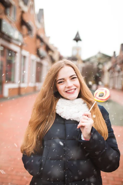 Jovem Feliz Desfrutando Férias Inverno Com Pirulito Colorido Rua — Fotografia de Stock