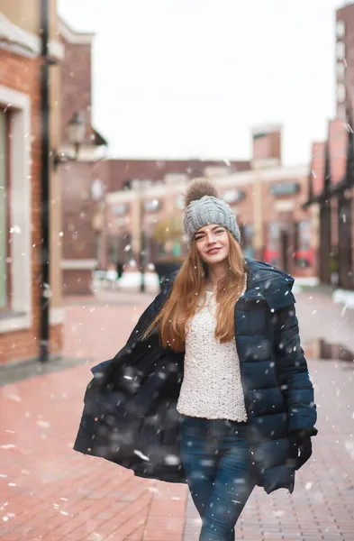 雪の中 ホリデーウィンターフェアを歩く栄光の赤毛の女性 — ストック写真