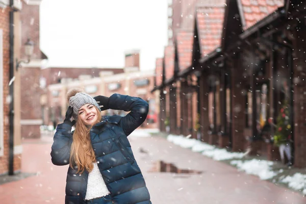 雪の中 ホリデーウィンターフェアを歩く素晴らしい赤毛の女性 テキストのスペース — ストック写真