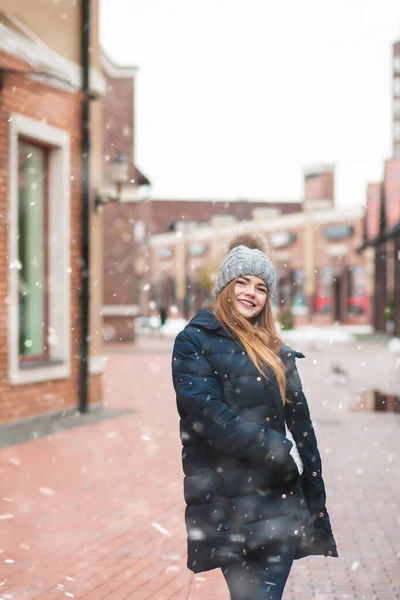 Alluring Redhead Woman Walking Holiday Winter Fair Snowfall — Stock Photo, Image