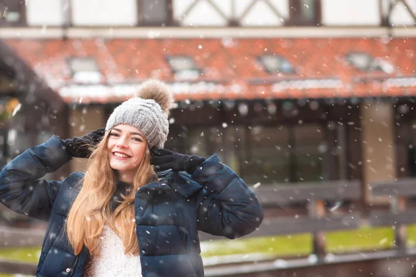 Harika Kızıl Saçlı Kadın Kar Yağışı Sırasında Tatil Fuarında Yürüyor — Stok fotoğraf