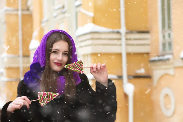 Πανέμορφη Μελαχρινή Γυναίκα Διασκεδάζει Πολύχρωμα Γλειφιτζούρια Στο Δρόμο Νιφάδες Χιονιού — Φωτογραφία Αρχείου