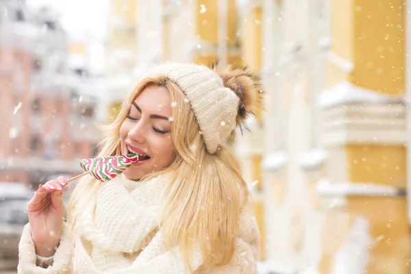 Wspaniała Blondynka Jedząca Kolorowe Cukierki Ulicy Płatkami Śniegu Puste Miejsce — Zdjęcie stockowe