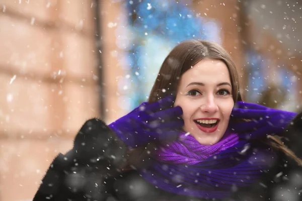 Возбужденная Молодая Женщина Зимнем Наряде Гуляет Городу Снежинками — стоковое фото