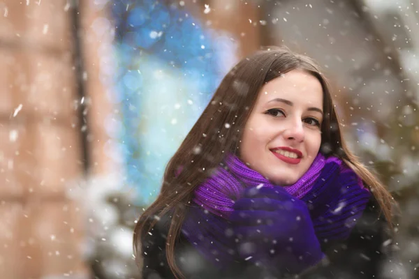 Kış Kıyafetli Mutlu Genç Kadın Şehirde Kar Taneleriyle Yürüyor — Stok fotoğraf