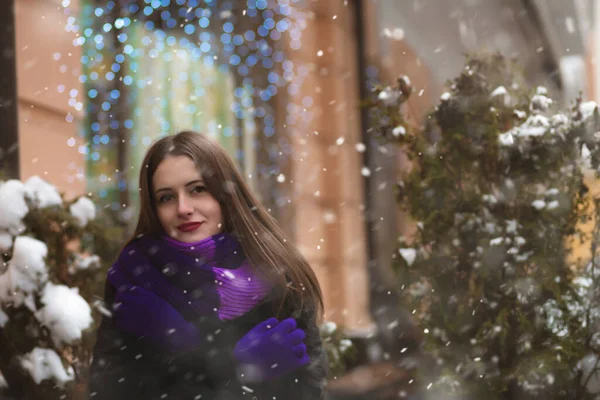 Belle Jeune Femme Tenue Hiver Marchant Près Des Épicéas Ville — Photo