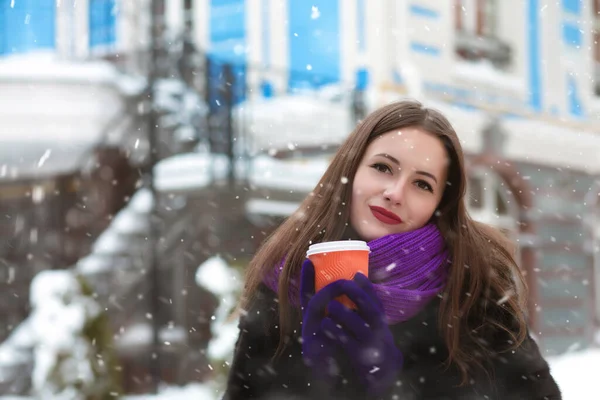 Snygg Brunett Kvinna Med Långt Hår Dricka Glögg Snöig Dag — Stockfoto