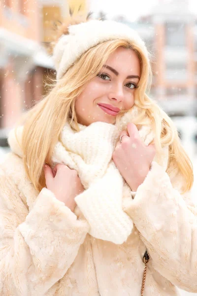 Jovem Mulher Moda Roupa Inverno Desfrutando Tempo Nevado — Fotografia de Stock