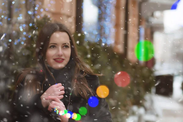 Prachtige Brunette Vrouw Wandelen Straat Buurt Van Kleurrijke Bloemenslingers Met — Stockfoto