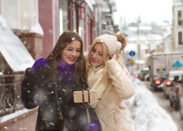 Two Funny Women Friends Taking Self Portrait City Using Smart — Stock Photo, Image