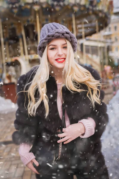 Χαρούμενη Ξανθιά Γυναίκα Που Περπατά Στο Χριστουγεννιάτικο Πανηγύρι Χιονισμένο Καιρό — Φωτογραφία Αρχείου