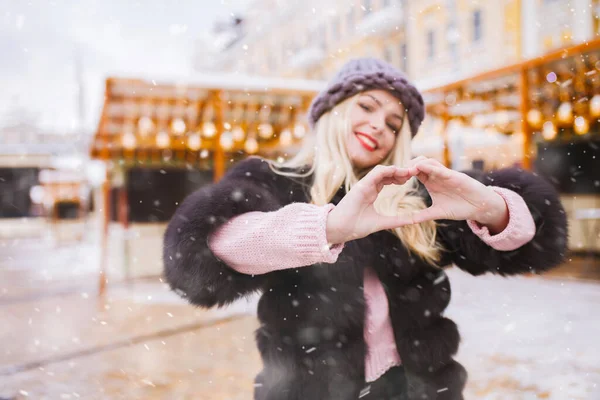 Adorable Blond Woman Walking Christmas Fair Showing Heart Sign Space — Stock Photo, Image