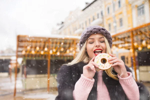 Mulher Loira Atraente Comendo Biscoito Gengibre Saboroso Feira Natal Decorado — Fotografia de Stock