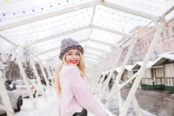 Χειμερινό Πορτρέτο Μιας Χαρούμενης Νεαρής Γυναίκας Που Περπατά Στο Πανηγύρι — Φωτογραφία Αρχείου