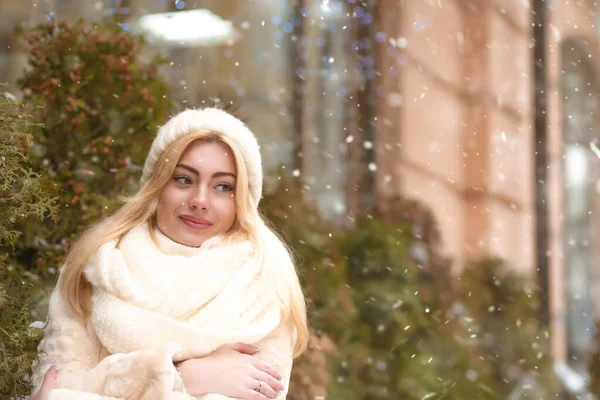Attraktiv Ung Kvinna Vinter Outfit Promenader Nära Granar Staden — Stockfoto