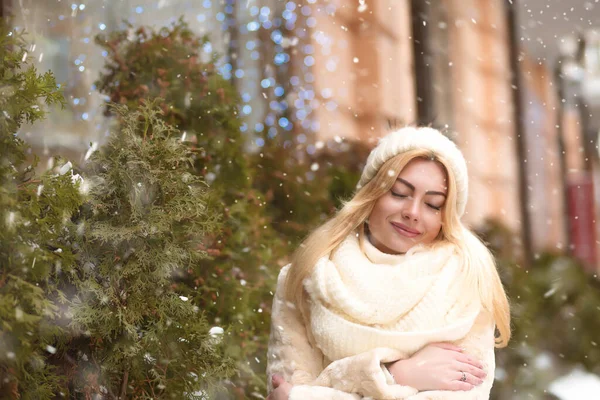 Sinnliche Junge Frau Winteroutfit Spaziert Der Nähe Der Fichten Der — Stockfoto