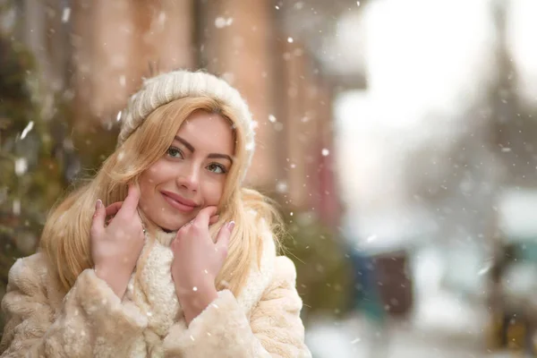 Mulher Jovem Incrível Roupa Inverno Andando Perto Dos Abetos Cidade — Fotografia de Stock