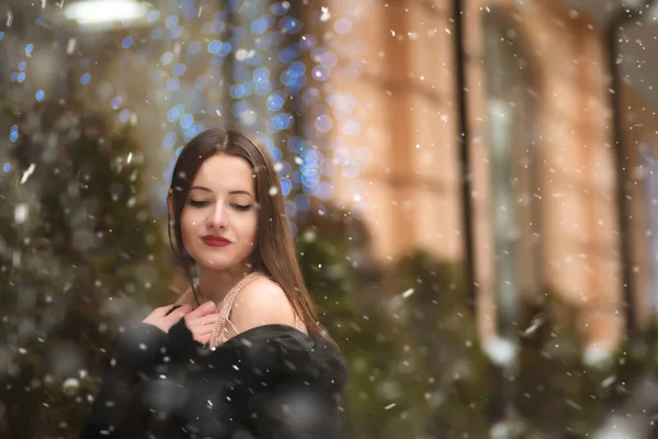 Noel Süsünün Yanında Çıplak Omuzlu Şık Esmer Kadın Çelenklerle Poz — Stok fotoğraf