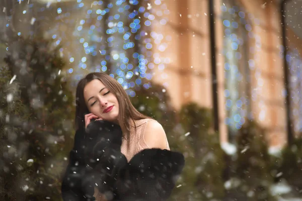 Superbe Femme Brune Aux Épaules Nues Posant Près Vitrine Noël — Photo