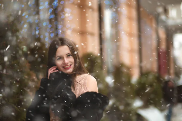 Vrolijke Brunette Met Blote Schouders Poseren Buurt Van Kerst Vitrine — Stockfoto