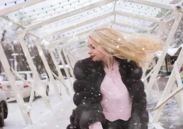 Retrato Inverno Uma Jovem Adorável Andando Feira Férias Tempo Nevado — Fotografia de Stock
