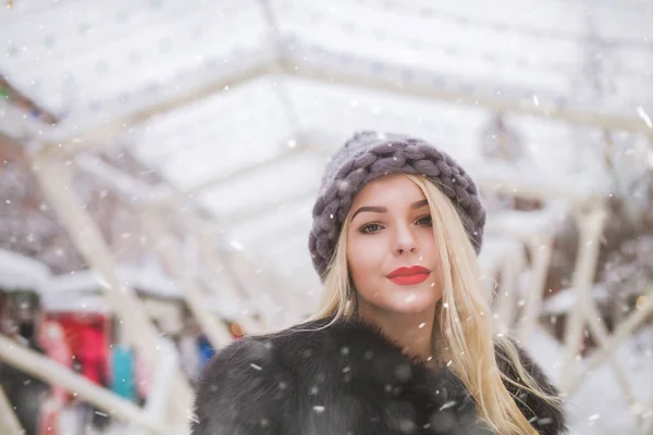 Tatil Fuarında Kar Taneleriyle Yürüyen Güzel Bir Genç Kadının Açık — Stok fotoğraf