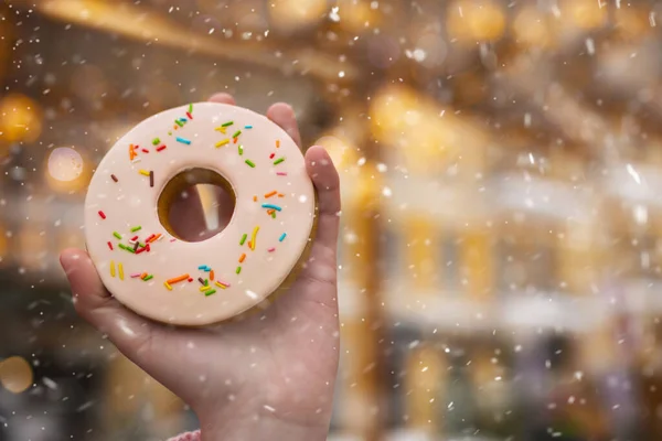 Main Féminine Tenant Biscuit Gingembre Savoureux Fête Nouvel Fond Avec — Photo