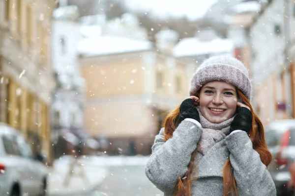 Harika Kızıl Saçlı Kadın Noel Tatilinde Sokakta Yürüyor Metin Için — Stok fotoğraf
