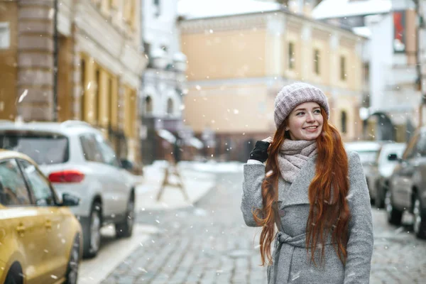 Smiling Red Haired Woman Walking Street Christmas Holidays Space Text — Stock Photo, Image