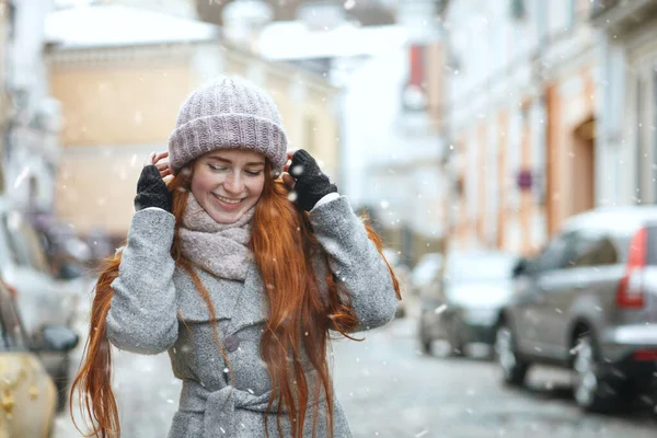 クリスマスの休暇中に通りを歩いている素晴らしい赤い髪の女性 テキストのスペース — ストック写真