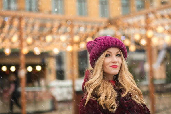 Gorgeous Blond Woman Walking Central City Square Decorated Garlands — Stock Photo, Image