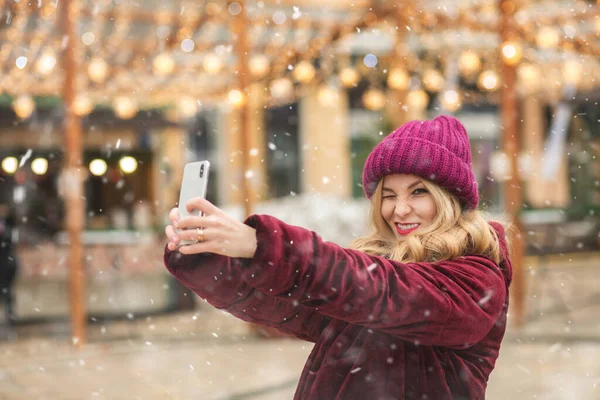 Engraçado Jovem Mulher Tomando Selfie Mercado Inverno Rua — Fotografia de Stock