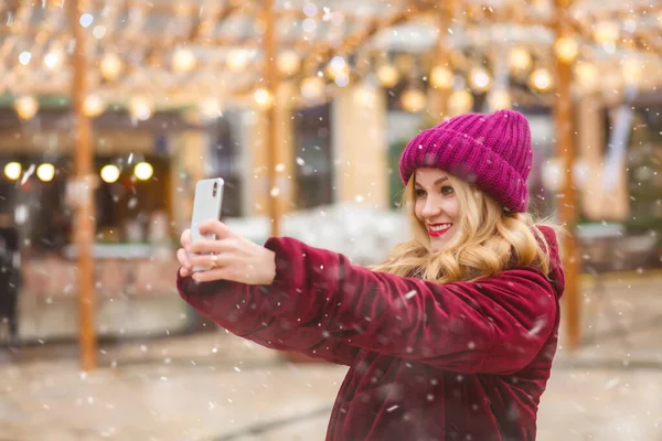 Cheerful Young Woman Taking Selfie Street Winter Market — Stock Photo, Image