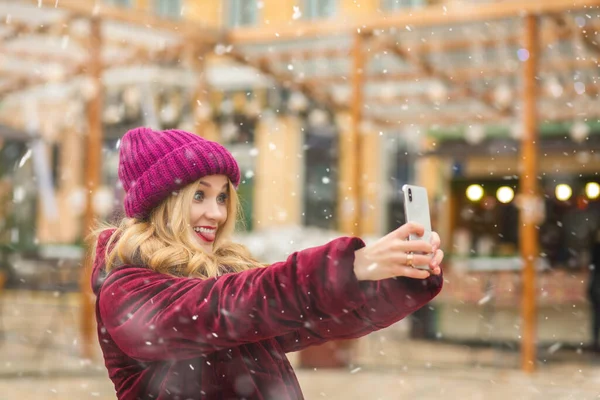 Cool Young Woman Taking Selfie Street Winter Market — Stock Photo, Image
