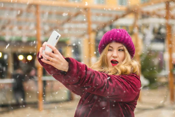 Mujer Joven Emocionada Tomando Selfie Mercado Invierno Calle — Foto de Stock