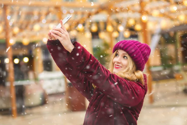 Schöne Junge Frau Macht Selfie Auf Dem Wintermarkt — Stockfoto