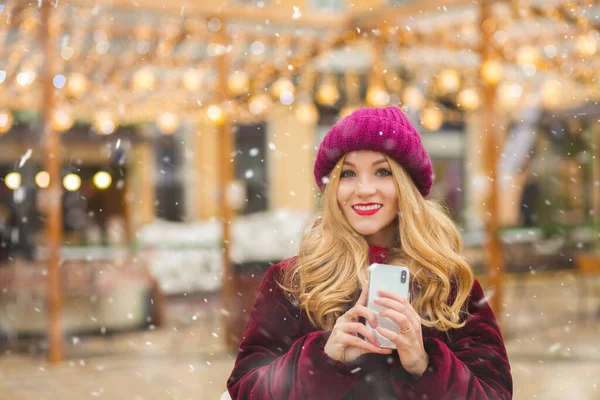 Cukup Tersenyum Wanita Muda Memegang Ponsel Pintar Pasar Musim Dingin — Stok Foto