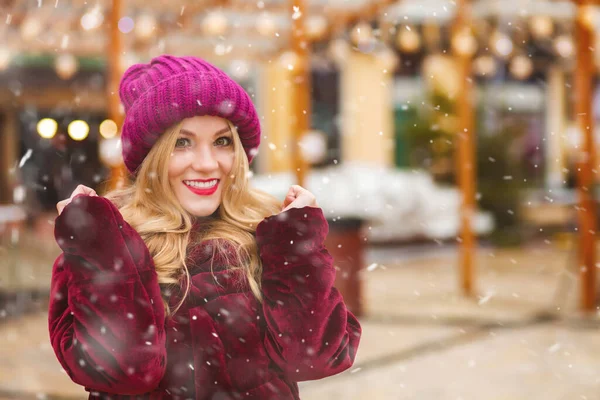 Lifestyle Shot Lovely Woman Walking Street Market Snowfall Empty Space — Stock Photo, Image