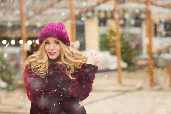 Lifestyle Shot Adorable Woman Walking Street Market Snowfall Empty Space — Stock Photo, Image