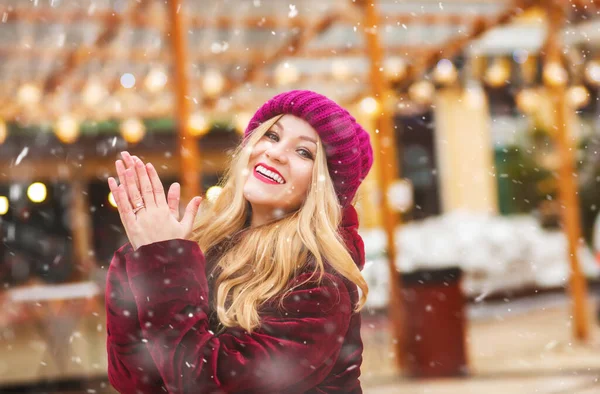 Lifestyle Shot Cheerful Woman Walking Street Market Snowfall Empty Space — Stock Photo, Image