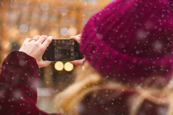 冬のフェアで写真を撮る若い女性 — ストック写真