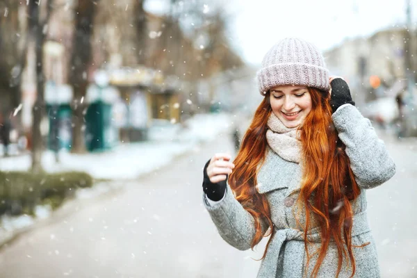 Cool Red Haired Woman Wears Coat Walking City Snowfall Space — Stock Photo, Image