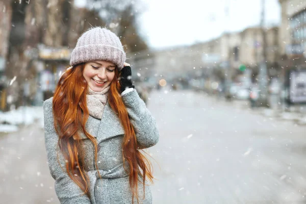 Schattige Roodharige Vrouw Draagt Jas Wandelen Stad Tijdens Sneeuwval Ruimte — Stockfoto