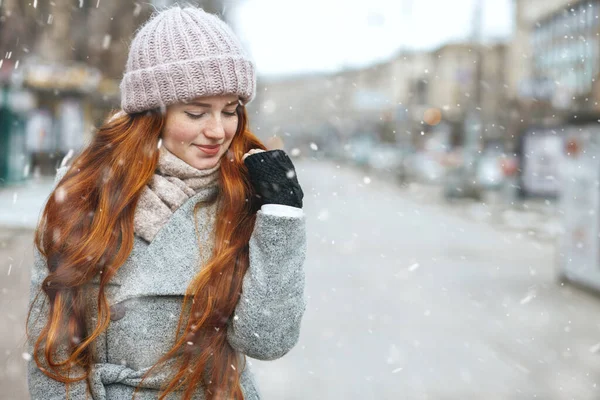 Charming Red Haired Young Woman Wears Coat Walking City Snowfall — Stock Photo, Image
