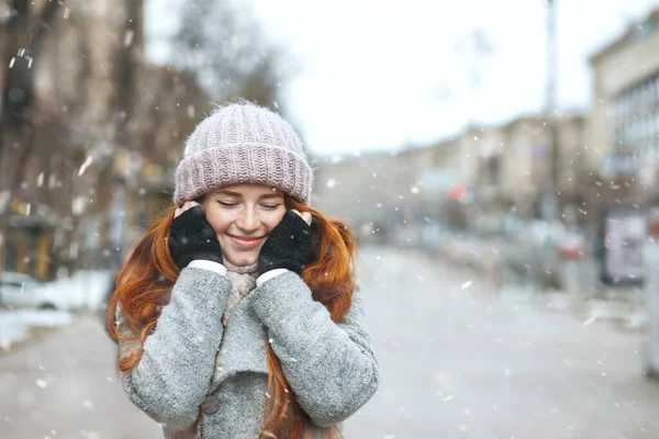 Rozkošná Zrzavá Žena Nosí Kabát Procházky Městě Během Sněžení Mezera — Stock fotografie