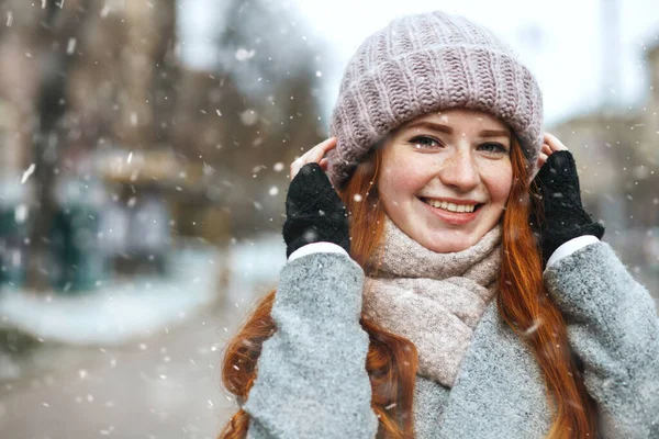 Fashionable Roodharige Vrouw Draagt Jas Wandelen Stad Tijdens Sneeuwval Ruimte — Stockfoto