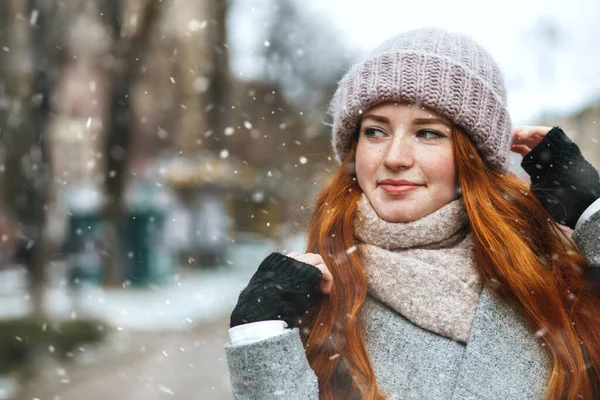Gorgeous Red Haired Woman Wears Coat Walking City Snowfall Space — Stock Photo, Image