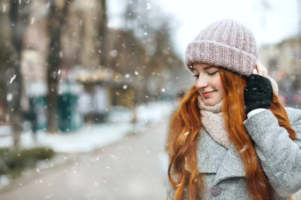 クリスマス休暇中に通りを歩いている公開の赤い髪の女性 テキストのスペース — ストック写真